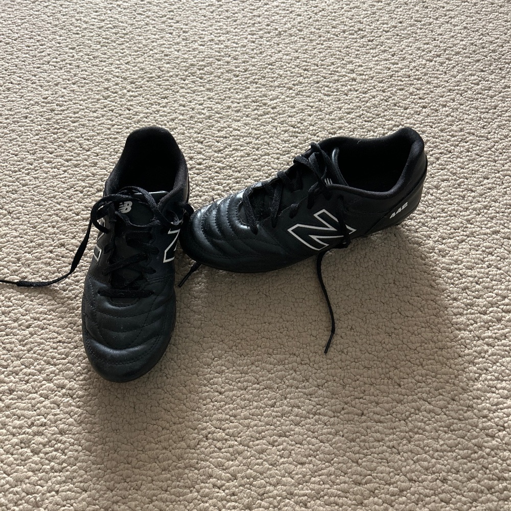 New balance , wide width, youth size 4 wide , soccer cleats